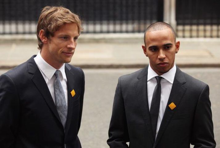 Jenson Button og Lewis Hamilton uppáklæddir í London á dögunum þegar þeir hittu David Cameron forsætisráðherrra  Breta að máli vegna fjölþjóðlegs átaks til aukins umferðaröryggis á heimsvísu.