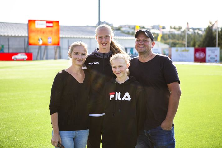 Cecilía ásamt fjölskyldu sinni. Hrund móður sinni, sem var nýlent á Íslandi, systur sinni og Rúnari föður sínum.