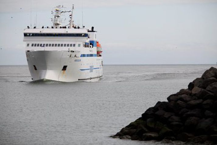 Herjólfur strandaði um stund á miðnætti. Mynd/ Arnþór.