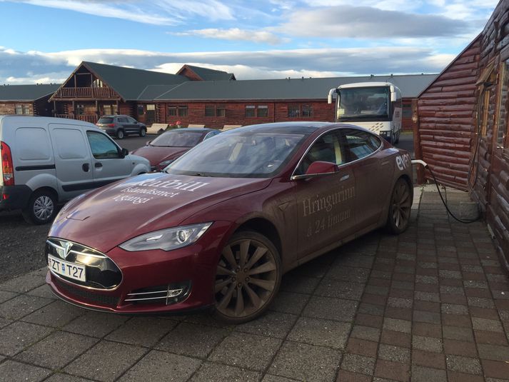 Tesla Model S bíllinn hlaðinn á Hótel Rangá.