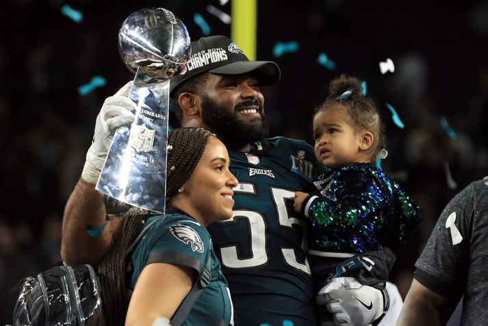 Brandon Graham vann Super Bowl með Philadelphia Eagles í fyrra og fagnar hér sigri með konu sinni og dóttur.