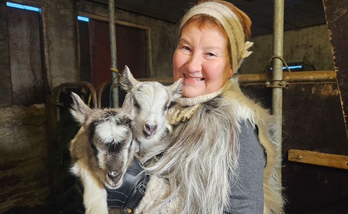 Anna María Flygenring geitabóndi á bænum Hlíð í Skeiða- og Gnúpverjahreppi með bræðurna Frosta og Snæ, sem mættu óvænt í heiminn í byrjun ársins.