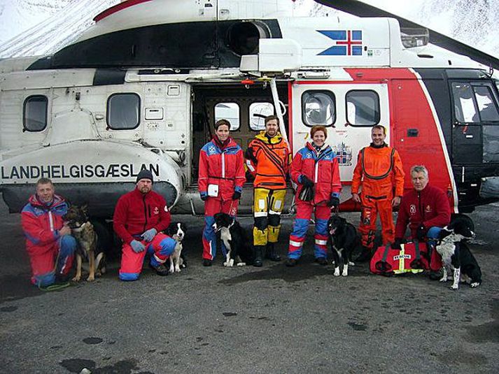 Ólína og fleiri þátttakendur í æfingunni með leitarhunda sína. Mynd/Ólína Þorvarðardóttir