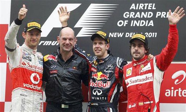 Jenson Button, Adrian Newey, Sebastian Vettel og Fernando Alonso á verðlaunapallinum í Indlandi í gær.