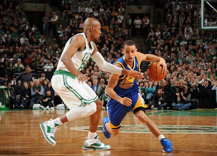 Allen og Curry eigast við í leik Boston Celtics og Golden State Warriors fyrir nokkrum árum.