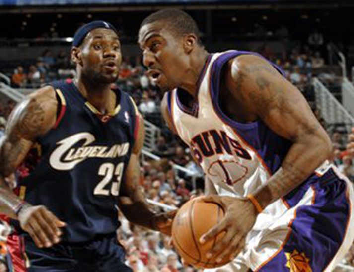 Amare Stoudemire hjá Phoenix fer upp í troðslu í leik gegn Cleveland í janúar í fyrra.