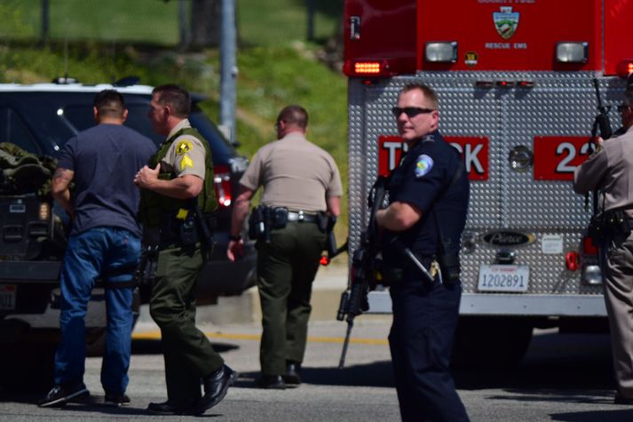 Lögregla athafnar sig fyrir utan North Park Elementary í San Bernardino þar sem skotárásin átti sér stað.