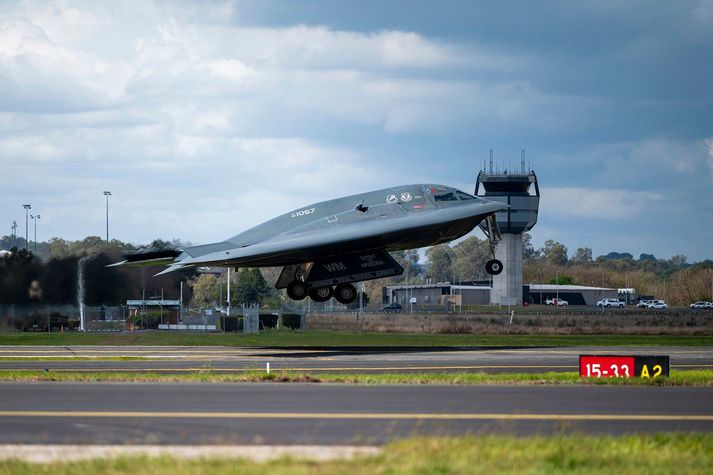 B-2 Spirit eru dýrustu sprengjuþotur heims. Þær eru hannaðar til að sjást illa á ratsjám og geta borið kjarnorkuvopn.