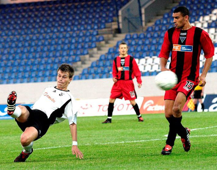 Úr leik FH og Dunfermline árið 2004.