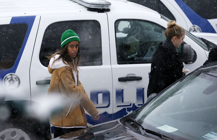 Malia Obama á mótmælunum ásamt vinkonu sinni.