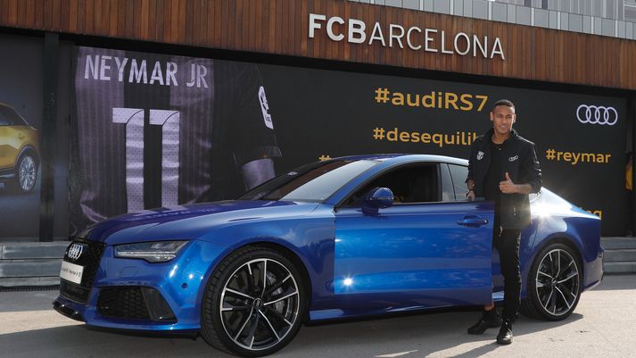 Neymar fékk afhentan um daginn Audi RS7 bíl, en allir leikmenn Barcelona liðsins gátu valið sér sína uppáhaldgerð Audi um daginn.