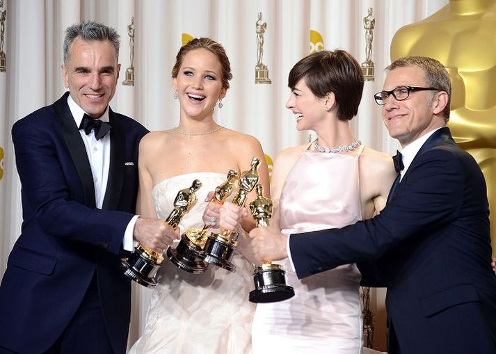 Daniel Day-Lewis, Jennifer Lawrence, Anne Hathaway og Christoph Waltz voru verðlaunuð fyrir leik sinn.