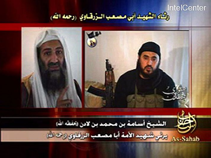 Úr myndbandinu Kyrrmynd af bin Laden við hlið lifandi myndar af al-Zarqawi.