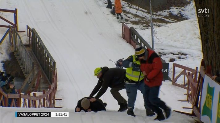 Mennirnir komu sér fyrir 800 metrum frá endamarkinu en lögregla kom þeim í burtu eins fljótt og hún gat.