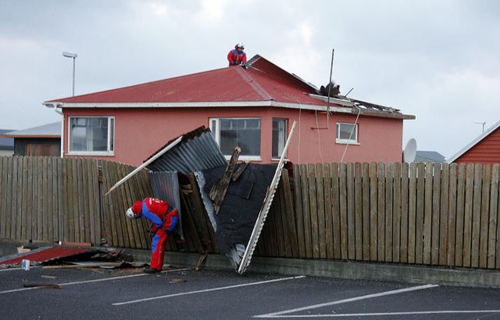 Þakið rifnaði hreinlega af þessu húsi í Reykjanesbæ. 
Fréttablaðið/Víkurfréttir