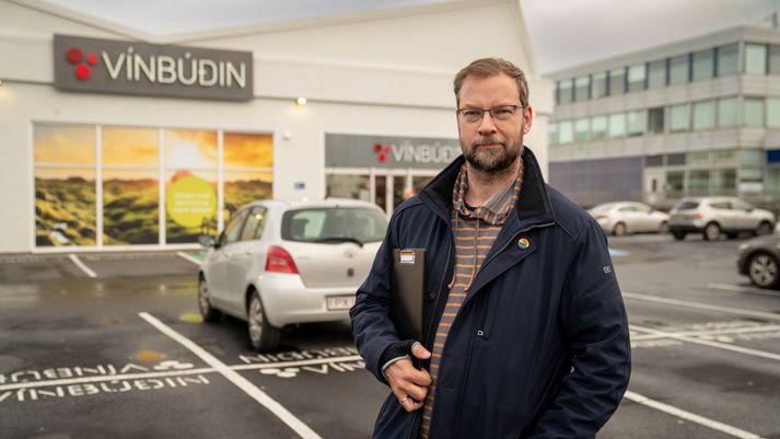 Björn Leví hefur sig á brott með sína undirskriftalista, frá Vínbúðinni í Skeifunni; þar er bannað að safna undirskriftum.