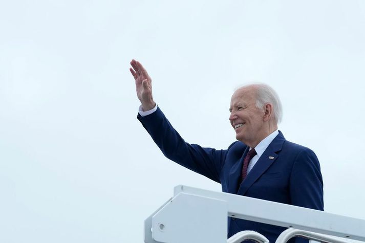 Joe Biden Bandaríkjaforseti veifar úr landgangi forsetaflugvélarinnar í síðustu viku. Þá var hann á leið að hitta starfsliðs framboðs síns til þess að þakka því fyrir störf sín.