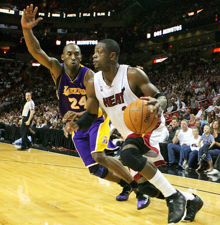 Dwyane Wade hafði betur í baráttunni við Kobe Bryant í nótt.