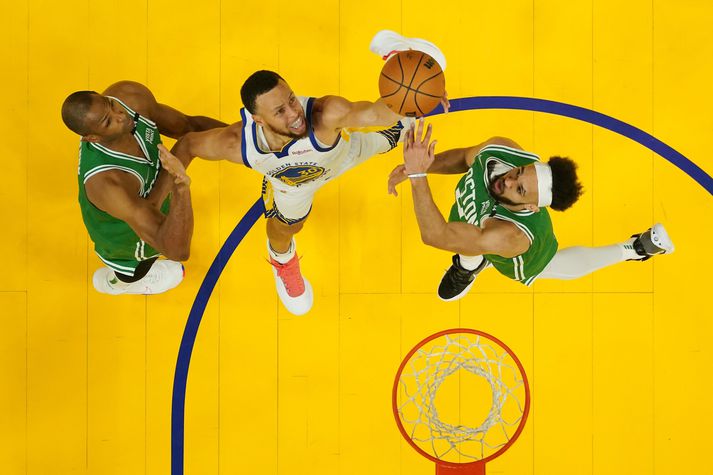 Boston Celtics og Golden State Warriors eigast við í úrslitaeinvígi NBA-deildarinnar í körfubolta í nótt.