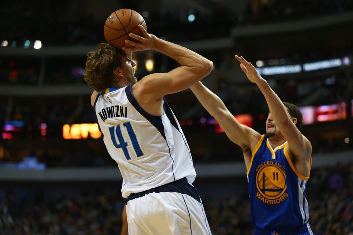 Dirk Nowitzki skorar tvö af 18 stigum sínum gegn Golden State í nótt.