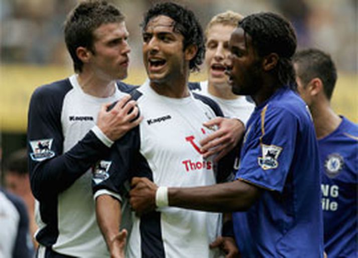 Mido flýgur frá Afríku til að spila í með Tottenham, en Chelsea er við það að ganga frá viðlíka samkomulagi varðandi Michael Essien og Didier Drogba sem spila í sömu keppni