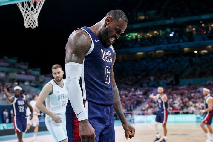 LeBron James fagnar körfu hjá bandaríska körfuboltalandsliðinu á Ólympíuleikunum í París.