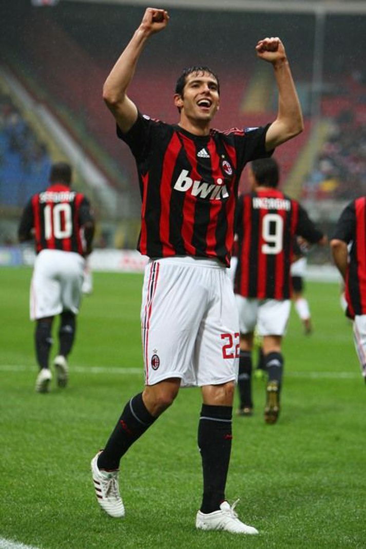 Kaka fagnar marki í leik með AC Milan.