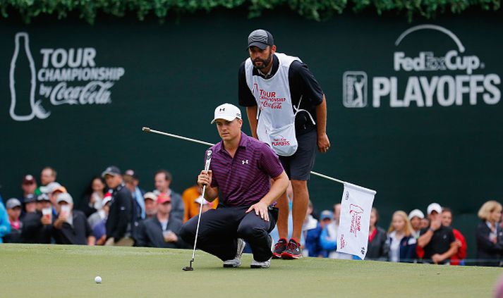 Jordan Spieth les pútt á öðrum hring.