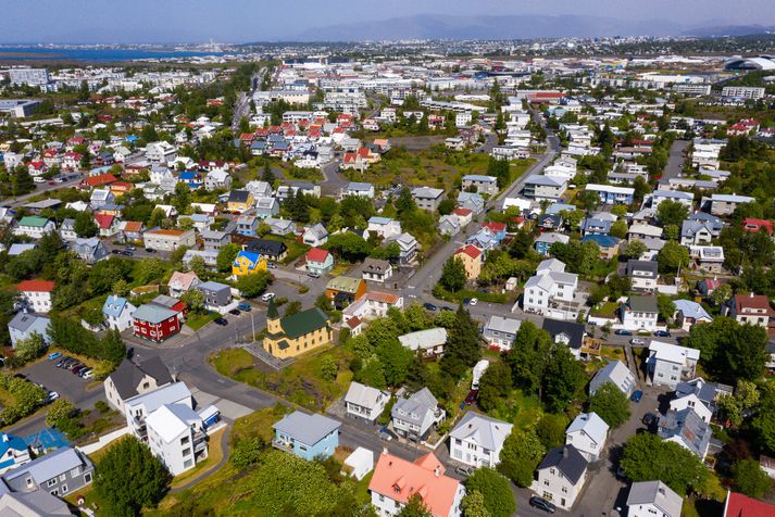 Nágrannar konunnar kunna henni líkast til litlar þakkir fyrir að hafa truflað nætursvefn þeirra.