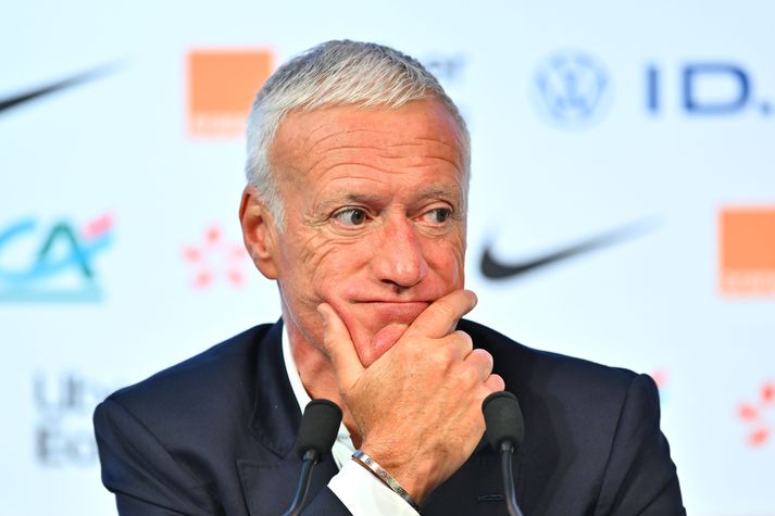 Didier Deschamps, þjálfari franska landsliðsins, svarar spurningum á blaðamannafundi.