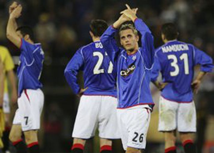 Hér má sjá leikmenn Rangers ganga lúpulega af velli á Spáni í gærkvöldi, en í miðið er markaskorarinn Peter Lovenkrands sem skoraði mark Rangers í leiknum.