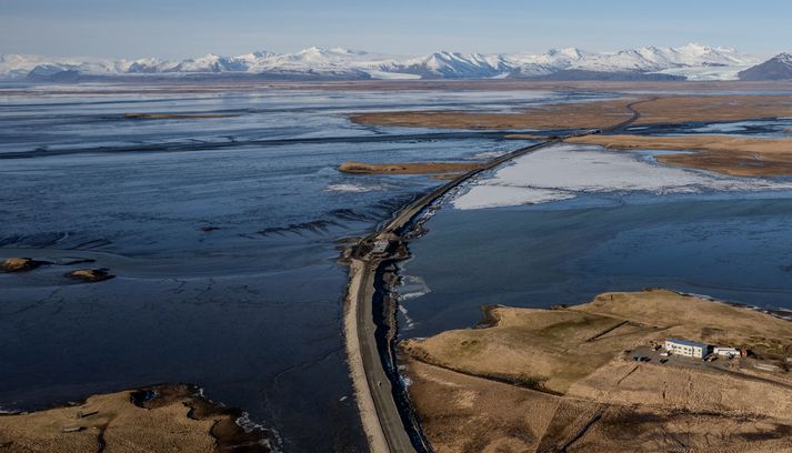 Horft frá Hafnarnesi í Hornafirði til vesturs í átt til Mýra. Næst er nýja brúin yfir ósa Bergár. Fjær sést í nýju brúna yfir Hoffellsá.