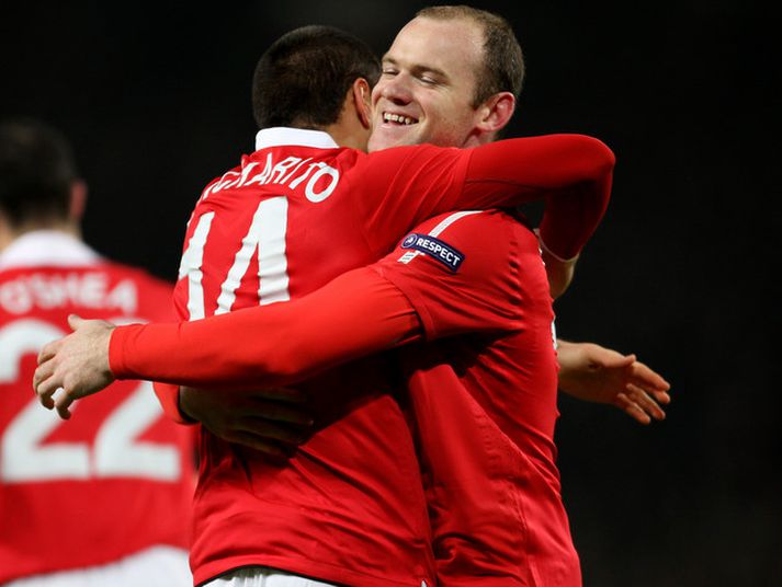 Wayne Rooney og Javier Hernandez fagna í kvöld.