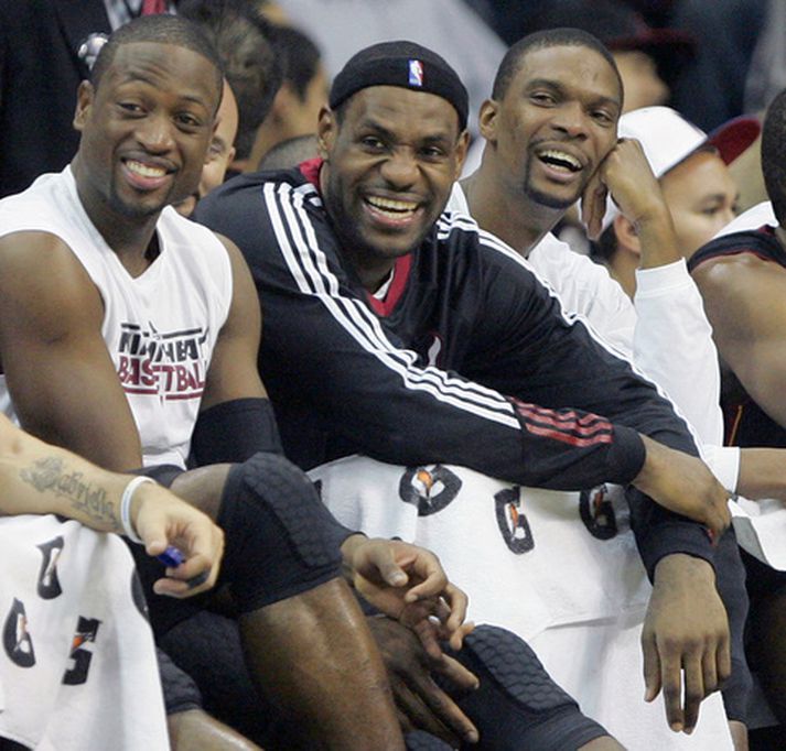 Wade, James og Bosh slökuðu á á bekknum í fjórða leikhluta í gær og sögðu brandara á meðan að varamenn Miami kláruðu New Jersey Nets.