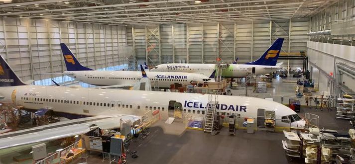 Boeing 737 MAX 8 og MAX 9 í flugskýli Icelandair á Keflavíkurflugvelli við hlið Boeing 757 í síðasta mánuði. Gert er ráð fyrir níu þotum af MAX-gerð í sumaráætlun félagsins.