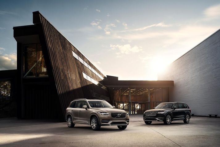 Volvo XC90 fyrir utan frumsýningarstað hans, Artipelago safnsins í nágrenni Stokkhólms.