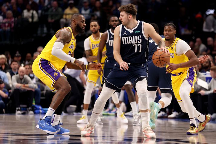 Luka Doncic sækir hér á LeBron James í leik Dallas Mavericks og Los Angeles Lakers en nú eru þeir tveir orðnir samherjar.