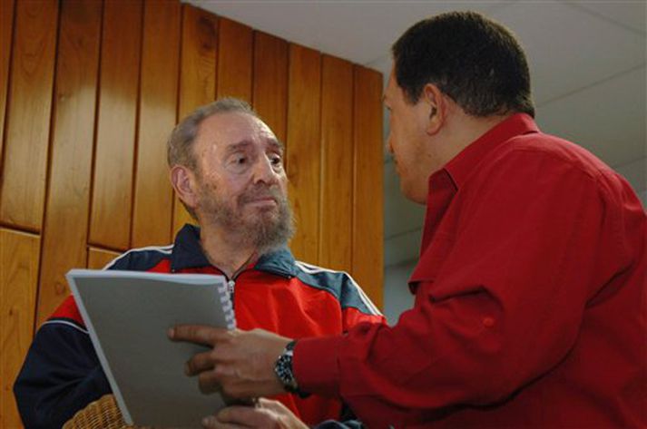 Fidel Castro sést hér eiga fund með Hugo Chavez, forseta Venesúela, en þeir eru miklir mátar.