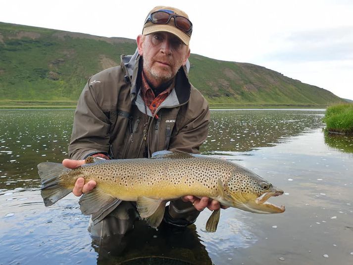 Bjarni Höskuldsson með einn af vænu urriðunum úr Laxaárdalnum