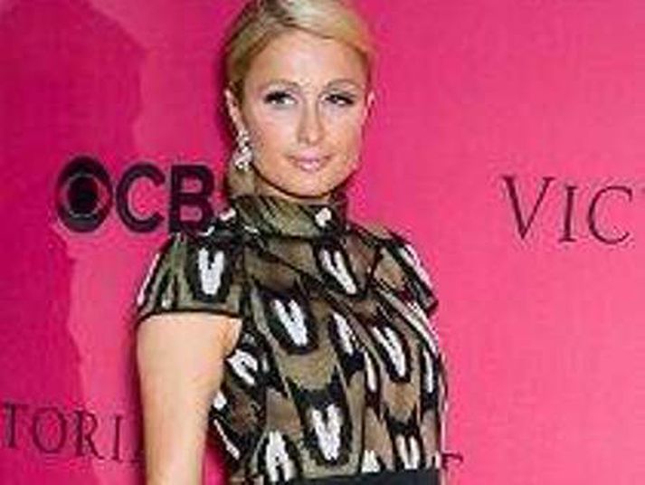 Paris Hilton Hótelerfinginn klæddist þessum Louis Vuitton kjól þegar hún sótti Victoria‘s Secret tískusýninguna hinn 10. nóvember síðastliðinn.