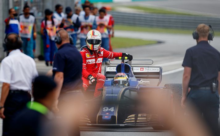 Vettel fékk far með Sauber ökumanninum, Pascal Wehrlein eftir að bíll hans varð fyrir talsverðu tjóni við samstuðið.