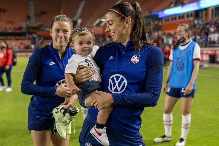 Alex Morgan með dóttur sína Charlie Carrasco eftir leik með bandaríska landsliðinu.