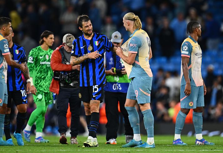 Erling Haaland og Francesco Acerbi tókust vel á í leik Manchester City og Inter í gær.