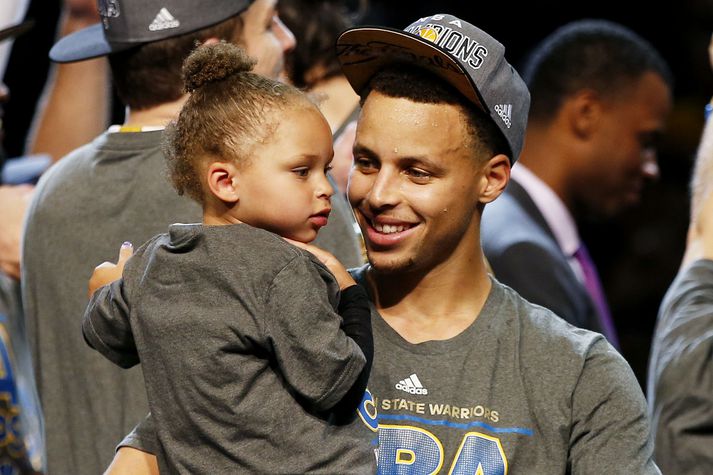 Stephen Curry með dóttur sína eftir að sigurinn var í höfn.