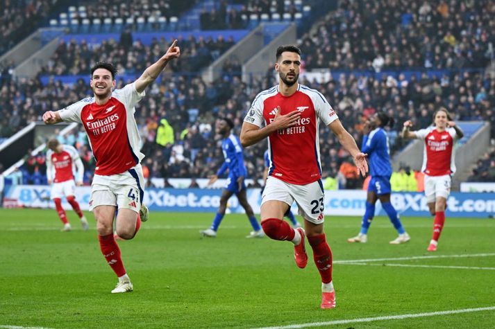 Mikel Merino fagnar eftir að hafa komið Arsenal yfir gegn Leicester í dag.