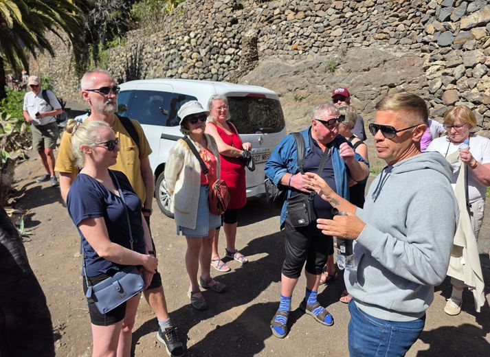 Svali hjá Tenerife ferðum hefur meira en nóg að gera með sínu fólki að taka á móti Íslendingum og fara í ferðir með þá um eyjuna.