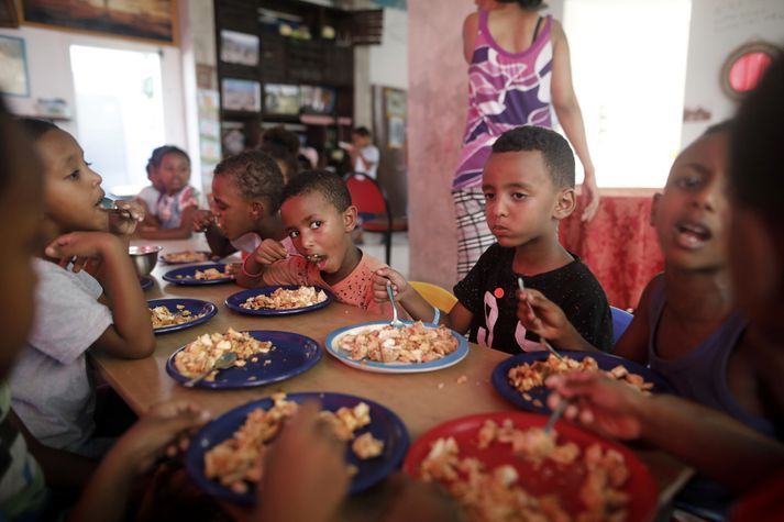 Matartími á leikskóla fyrir eritresk flóttabörn í Tel-Avív. Tilskipunin nær ekki til barna.