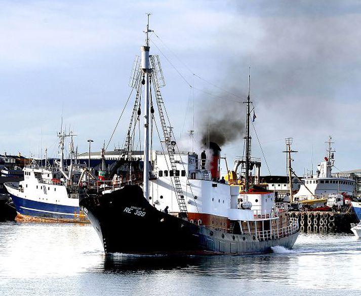 Hvalur 9 Hvalskipið hefur nú verið á miðunum í fjóra sólarhringa án þess að setja í hval. Sjávarútvegsráðherra segir kollega sinn hafa í illa dulbúnum hótunum við Íslendinga vegna veiðanna.