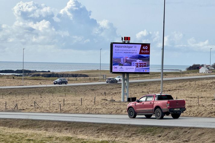 Frá aldamótum hefur verið skilti á þessum stað við Hvalfjarðargöngin. Frá 2023 hefur skiltið verið með led-skjám. Nú hefur eigendum verið gert að taka það niður.