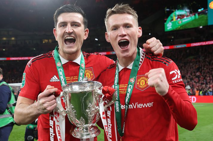 Harry Maguire og Scott McTominay með enska deildabikarinn sem þeir unnu saman með Manchester United á síðustu leiktíð.